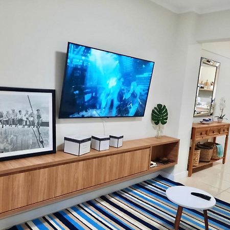Pé na areia. Recém reformado. No melhor pedaço de Balneário. Balneário Camboriú Exterior foto